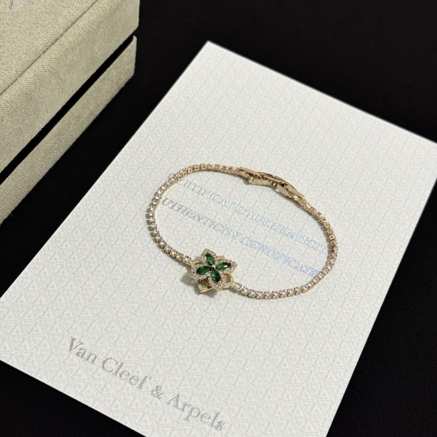 Van Cleef & Arpels Jewelry four-leaf clover bracelet, V gold level, diamond inlaid, three-dimensional — 1:1 Replica For Sale — photo 3