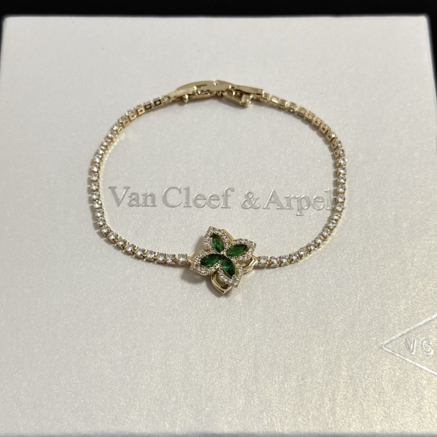 Van Cleef & Arpels Jewelry four-leaf clover bracelet, V gold level, diamond inlaid, three-dimensional — 1:1 Replica For Sale