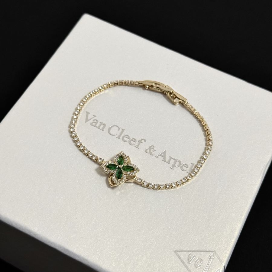 Van Cleef & Arpels Jewelry four-leaf clover bracelet, V gold level, diamond inlaid, three-dimensional — 1:1 Replica For Sale — photo 2