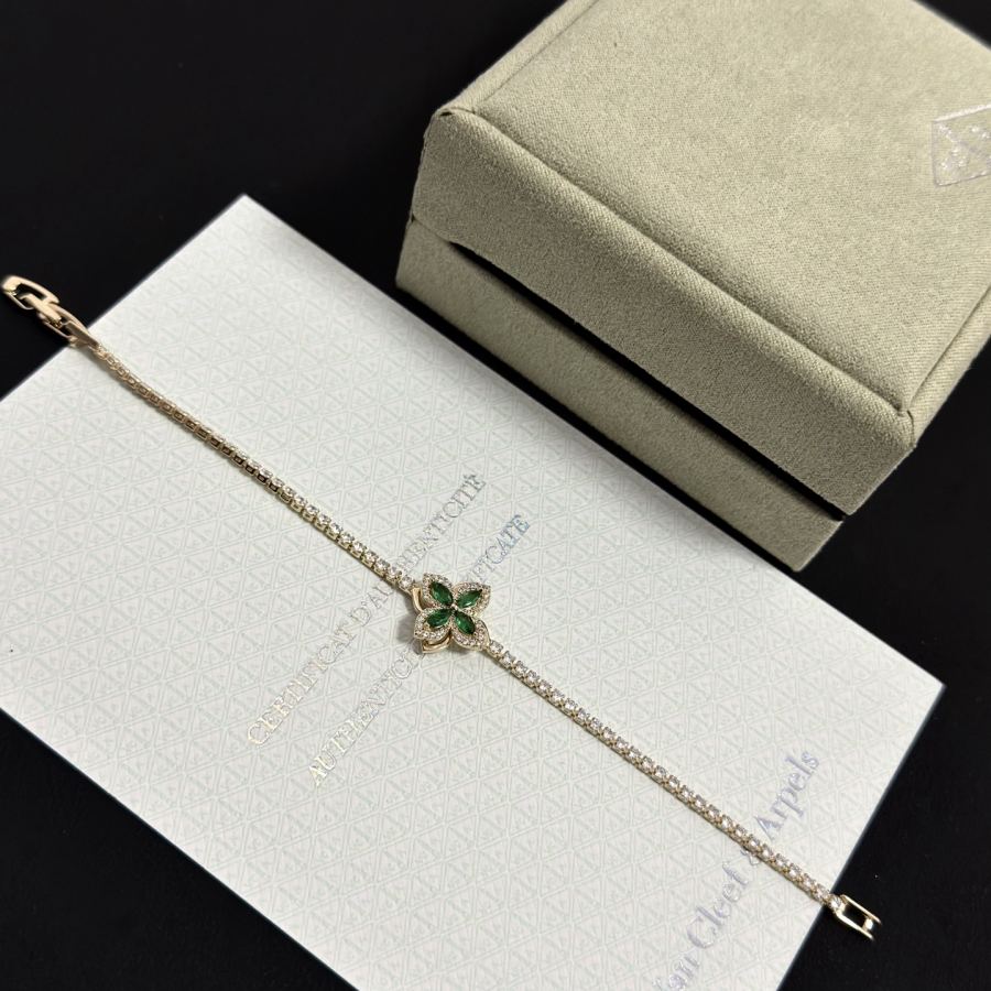Van Cleef & Arpels Jewelry four-leaf clover bracelet, V gold level, diamond inlaid, three-dimensional — 1:1 Replica For Sale — photo 7