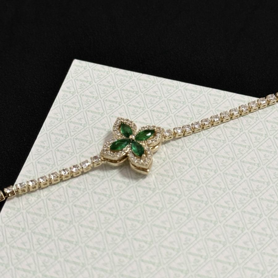 Van Cleef & Arpels Jewelry four-leaf clover bracelet, V gold level, diamond inlaid, three-dimensional — 1:1 Replica For Sale — photo 8