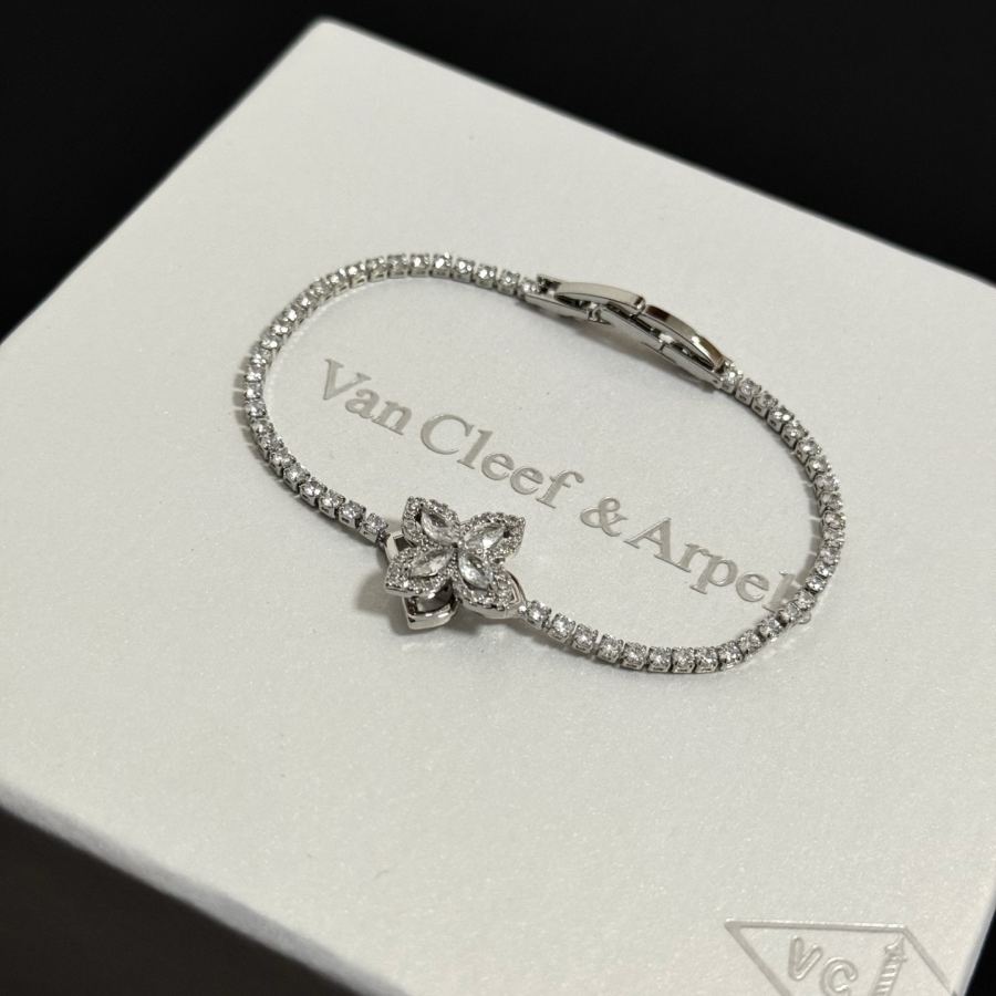Van Cleef & Arpels Jewelry four-leaf clover bracelet, V gold level, diamond inlaid, multi-layered — 1:1 Replica — photo 2