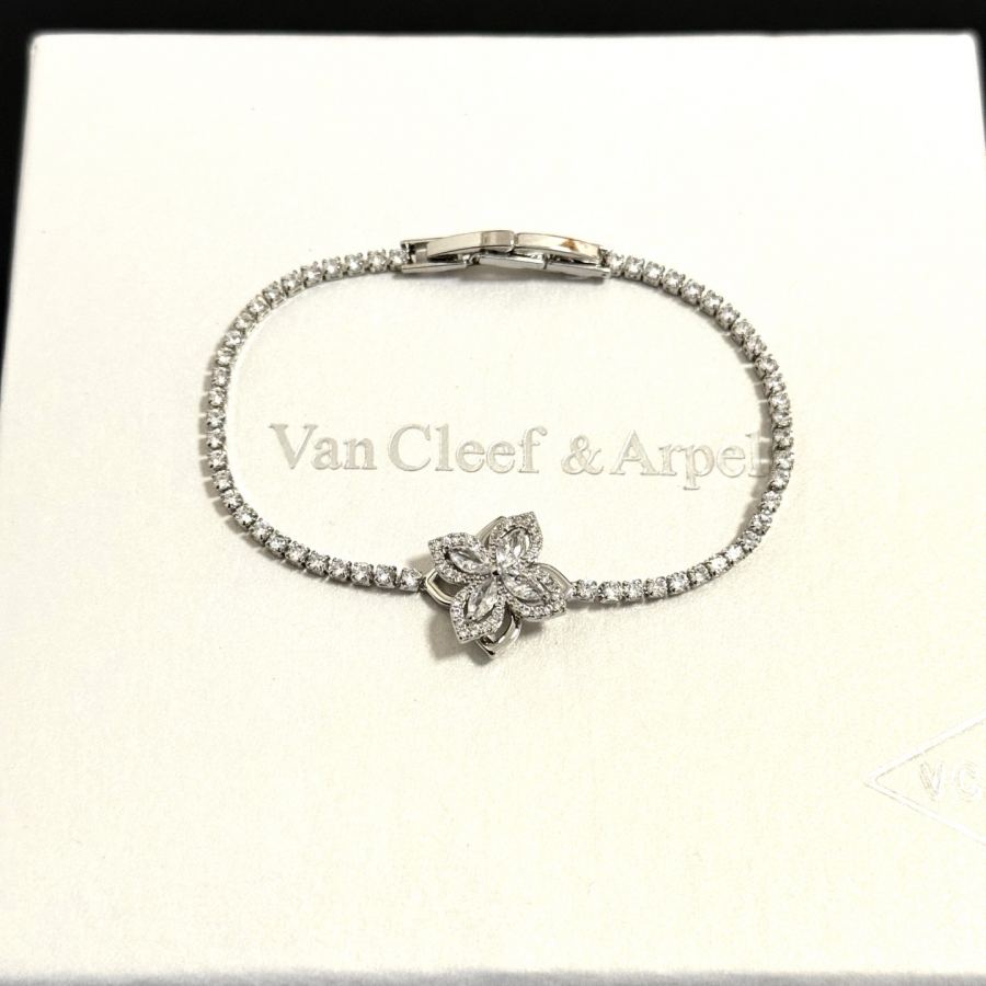 Van Cleef & Arpels Jewelry four-leaf clover bracelet, V gold level, diamond inlaid, multi-layered — 1:1 Replica