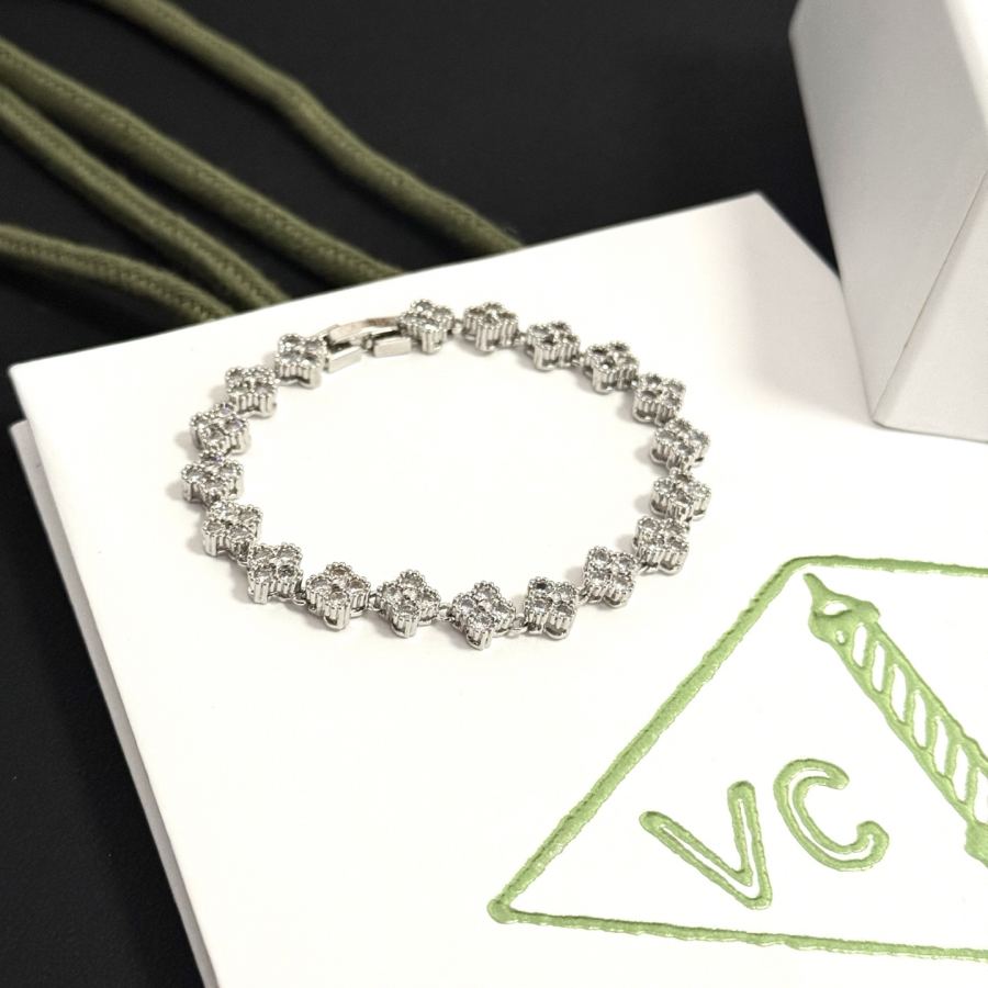Van Cleef & Arpels Jewelry four-leaf clover bracelet, V gold level classic, same style as official — 1:1 Replica — photo 8