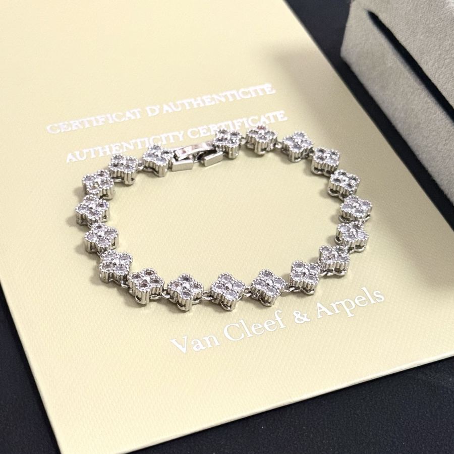 Van Cleef & Arpels Jewelry four-leaf clover bracelet, V gold level classic, same style as official — 1:1 Replica — photo 9