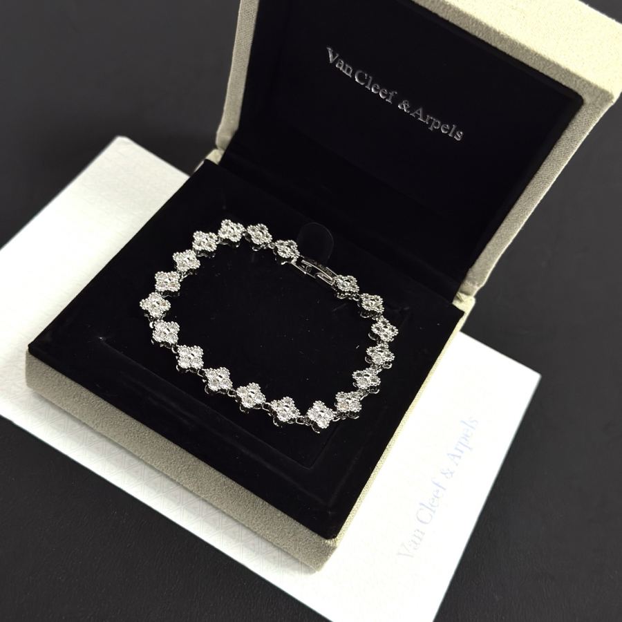 Van Cleef & Arpels Jewelry four-leaf clover bracelet, V gold level classic, same style as official — 1:1 Replica — photo 4