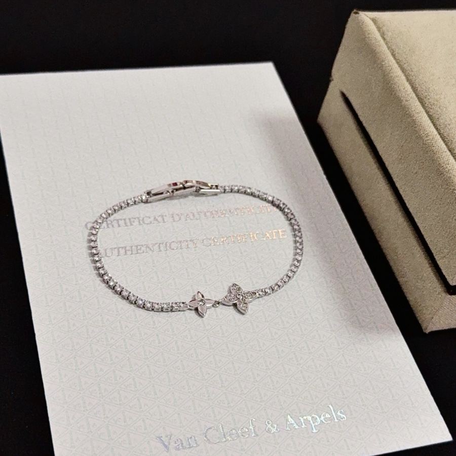 Van Cleef & Arpels Jewelry Four-Leaf Clover Bracelet V Gold Classic, Diamond-Inlaid, Multi-Layered — 1:1 Replica — photo 6