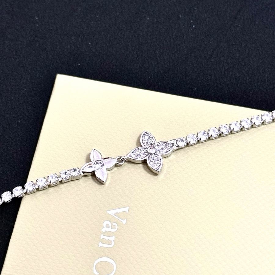 Van Cleef & Arpels Jewelry Four-Leaf Clover Bracelet V Gold Classic, Diamond-Inlaid, Multi-Layered — 1:1 Replica — photo 10