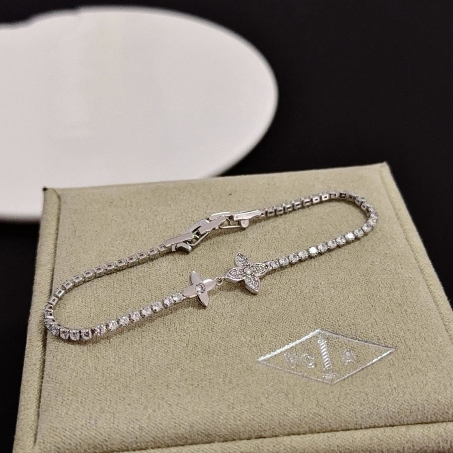 Van Cleef & Arpels Jewelry Four-Leaf Clover Bracelet V Gold Classic, Diamond-Inlaid, Multi-Layered — 1:1 Replica — photo 4