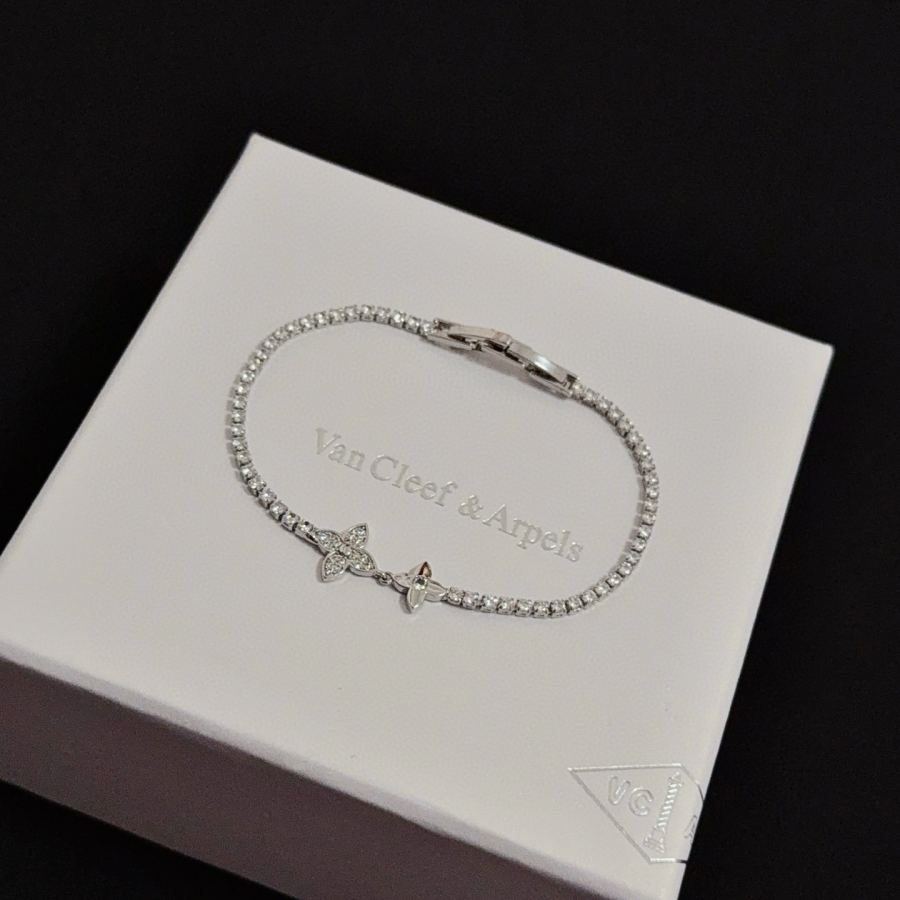 Van Cleef & Arpels Jewelry Four-Leaf Clover Bracelet V Gold Classic, Diamond-Inlaid, Multi-Layered — 1:1 Replica — photo 2
