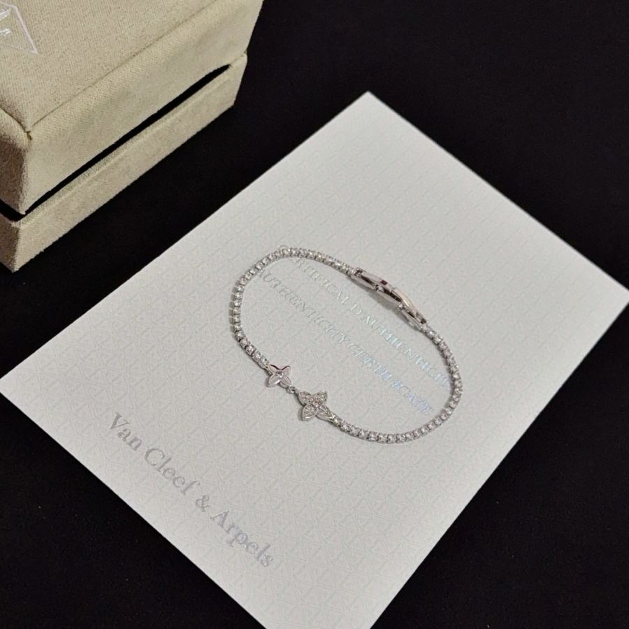 Van Cleef & Arpels Jewelry Four-Leaf Clover Bracelet V Gold Classic, Diamond-Inlaid, Multi-Layered — 1:1 Replica — photo 5