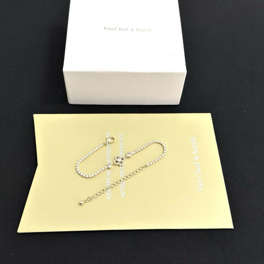 Van Cleef & Arpels Jewelry Four-Leaf Clover Bracelet V Gold Classic, Diamond-Inlaid, Multi-Layered — 1:1 Replica — photo 6
