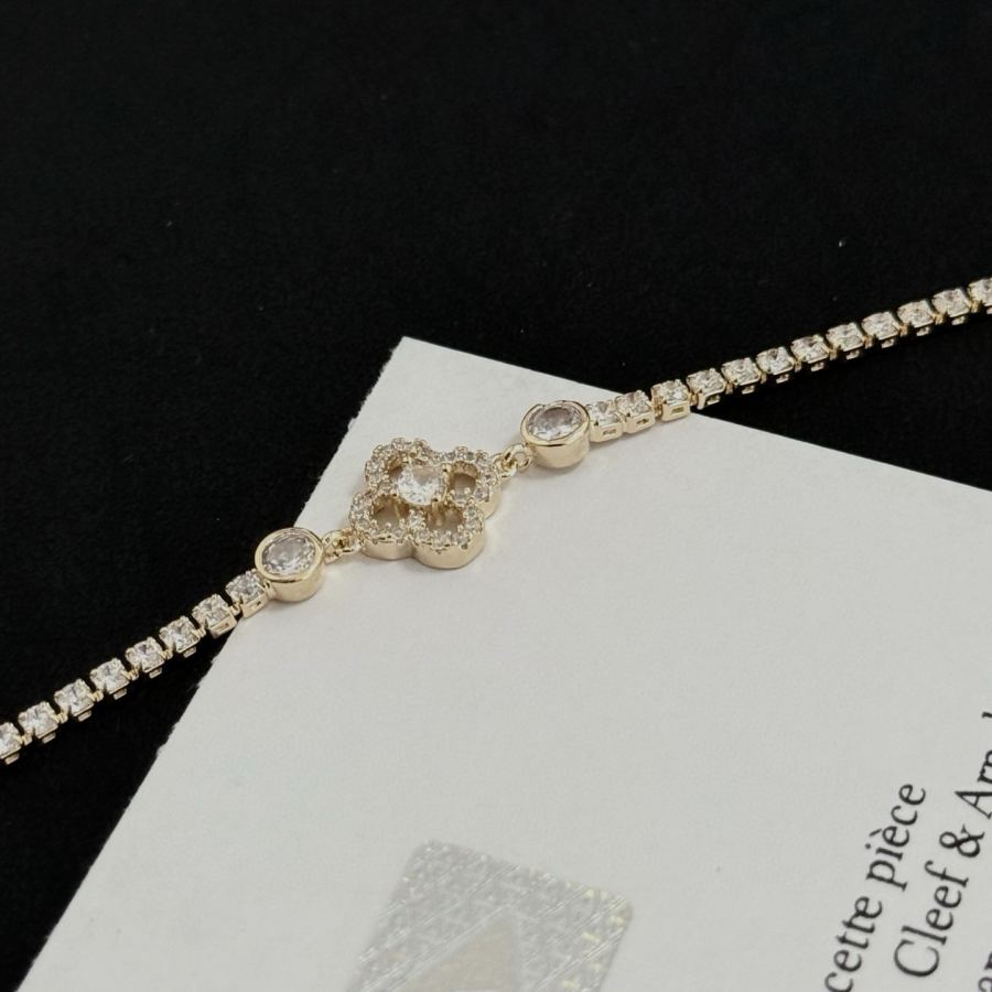 Van Cleef & Arpels Jewelry Four-Leaf Clover Bracelet V Gold Classic, Diamond-Inlaid, Multi-Layered — 1:1 Replica — photo 4