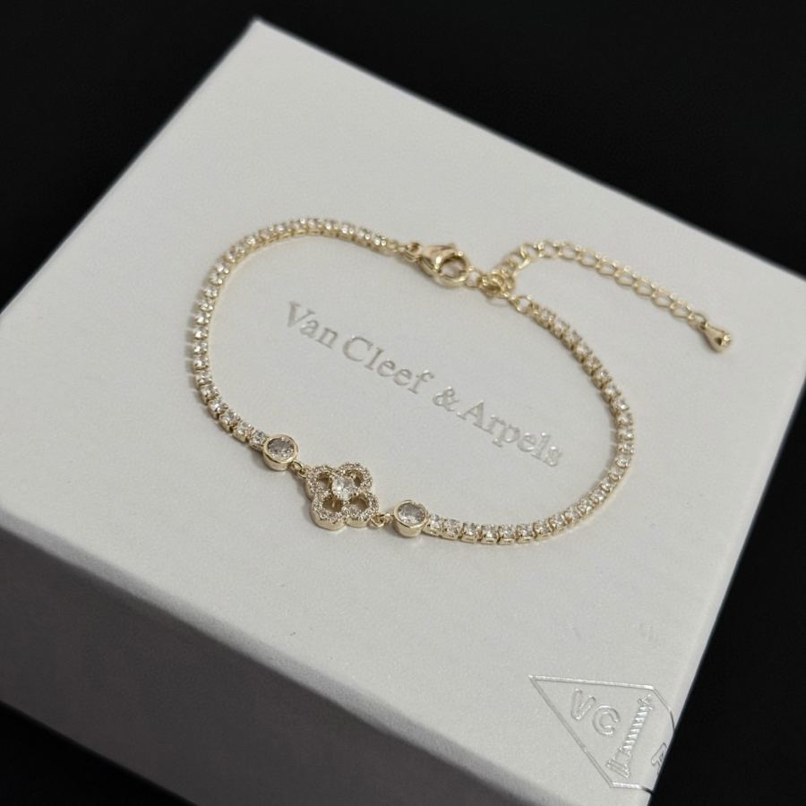 Van Cleef & Arpels Jewelry Four-Leaf Clover Bracelet V Gold Classic, Diamond-Inlaid, Multi-Layered — 1:1 Replica — photo 2