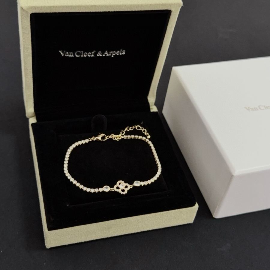 Van Cleef & Arpels Jewelry Four-Leaf Clover Bracelet V Gold Classic, Diamond-Inlaid, Multi-Layered — 1:1 Replica — photo 7