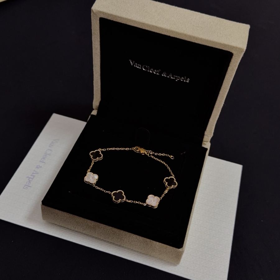 Van Cleef & Arpels Jewelry four-leaf clover bracelet, V gold level, diamond inlaid, three-dimensional — 1:1 Replica For Sale — photo 3