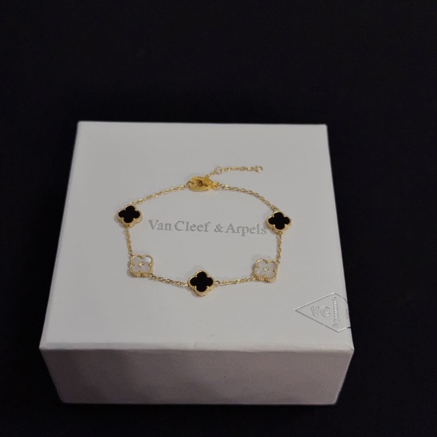 Van Cleef & Arpels Jewelry four-leaf clover bracelet, V gold level, diamond inlaid, three-dimensional — 1:1 Replica For Sale — photo 4