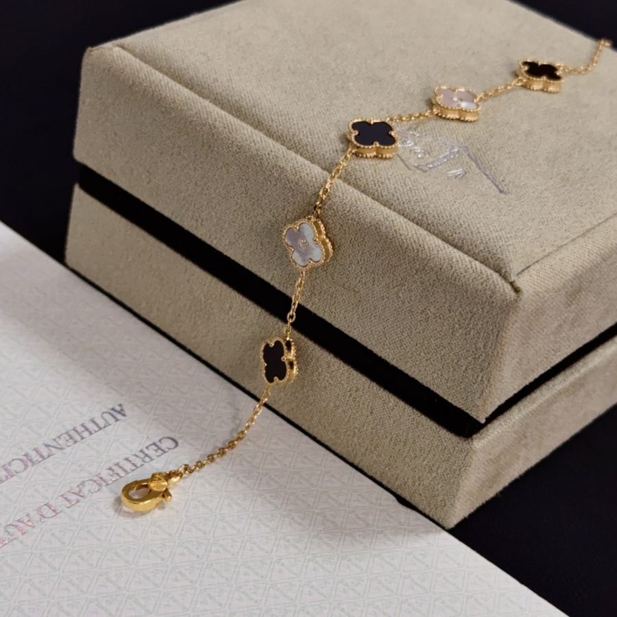 Van Cleef & Arpels Jewelry four-leaf clover bracelet, V gold level, diamond inlaid, three-dimensional — 1:1 Replica For Sale — photo 6