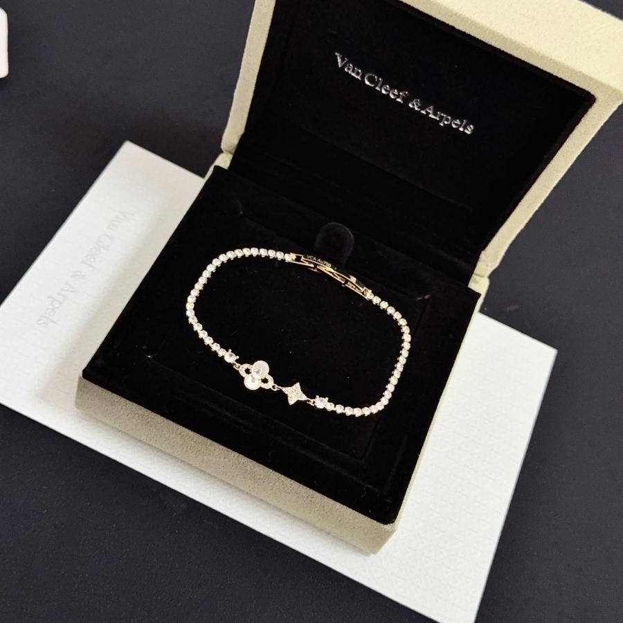 Van Cleef & Arpels Jewelry VCA four-leaf clover bracelet, classic, same style as official website, — Premium Replica — photo 3