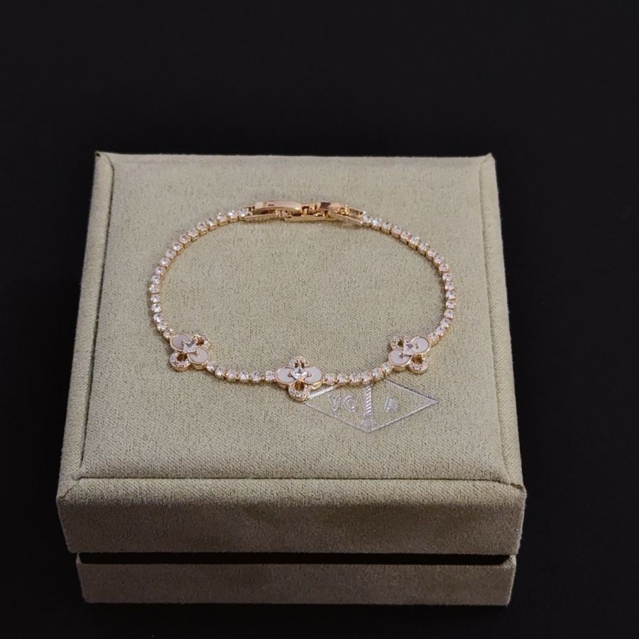 Van Cleef & Arpels Jewelry VCA four-leaf clover bracelet, classic, same style as official website, — AAA Quality Replica — photo 3