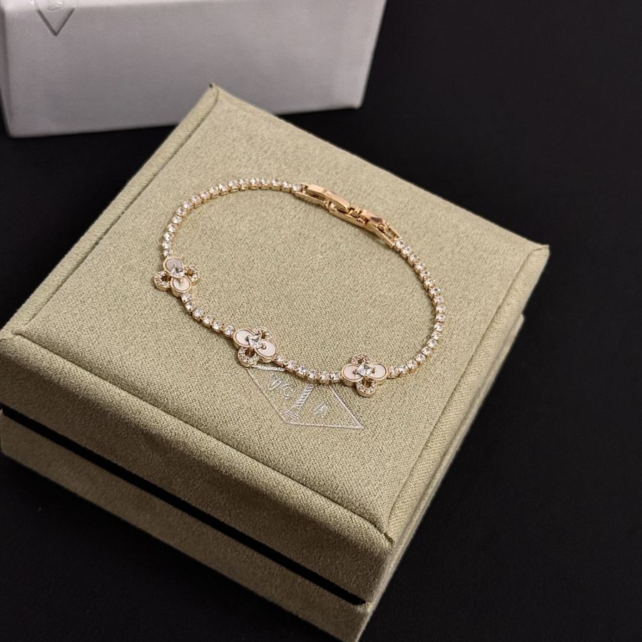 Van Cleef & Arpels Jewelry VCA four-leaf clover bracelet, classic, same style as official website, — AAA Quality Replica — photo 4