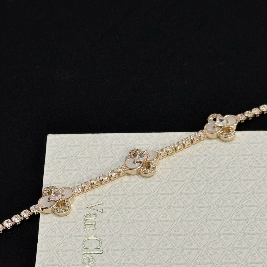 Van Cleef & Arpels Jewelry VCA four-leaf clover bracelet, classic, same style as official website, — AAA Quality Replica — photo 9