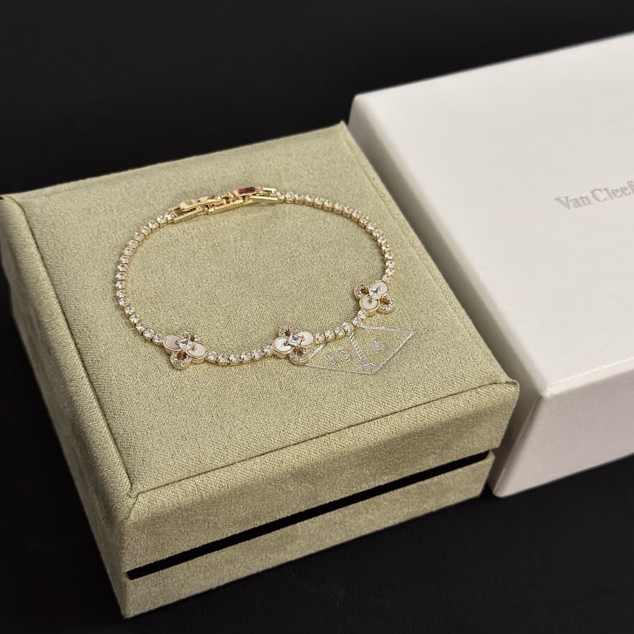 Van Cleef & Arpels Jewelry VCA four-leaf clover bracelet, classic, same style as official website, — AAA Quality Replica — photo 5