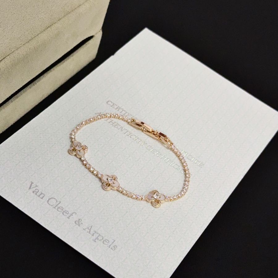 Van Cleef & Arpels Jewelry VCA four-leaf clover bracelet, classic, same style as official website, — AAA Quality Replica — photo 6