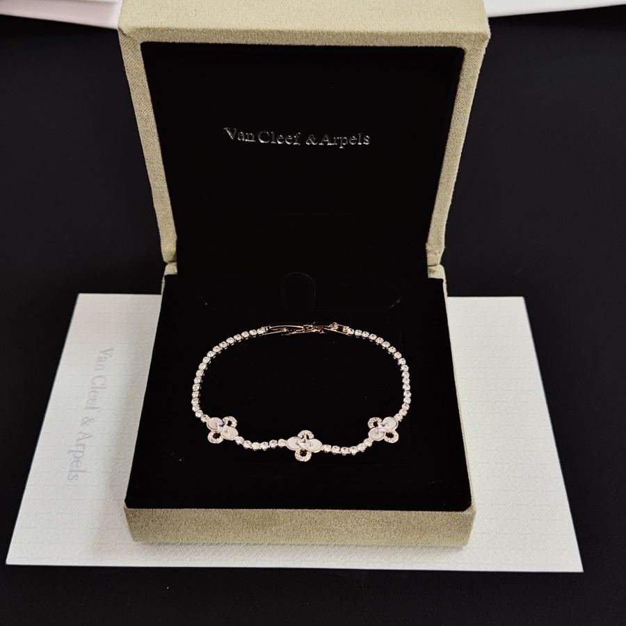 Van Cleef & Arpels Jewelry VCA four-leaf clover bracelet, classic, same style as official website, — AAA Quality Replica — photo 2