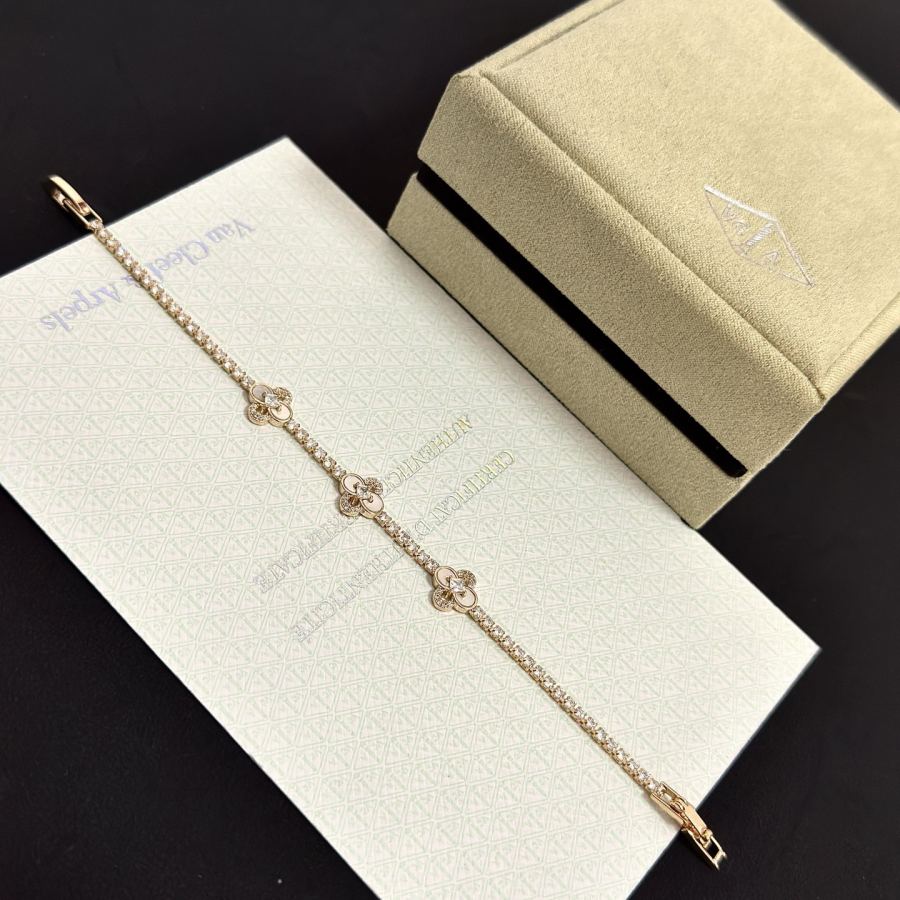 Van Cleef & Arpels Jewelry VCA four-leaf clover bracelet, classic, same style as official website, — AAA Quality Replica — photo 8