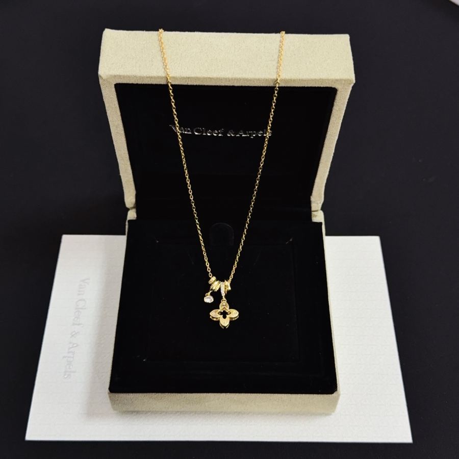 Van Cleef & Arpels Jewelry four-leaf clover necklace, classic style, multi-layered metal carving, — AAA Quality Replica — photo 6