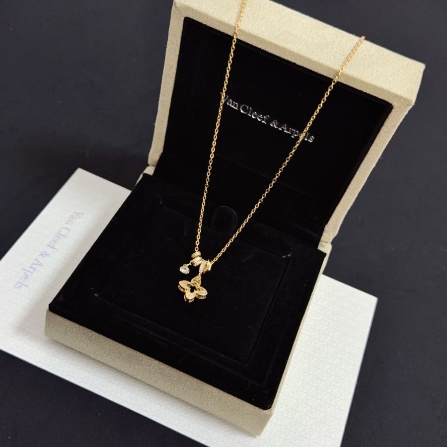 Van Cleef & Arpels Jewelry four-leaf clover necklace, classic style, multi-layered metal carving, — AAA Quality Replica — photo 5