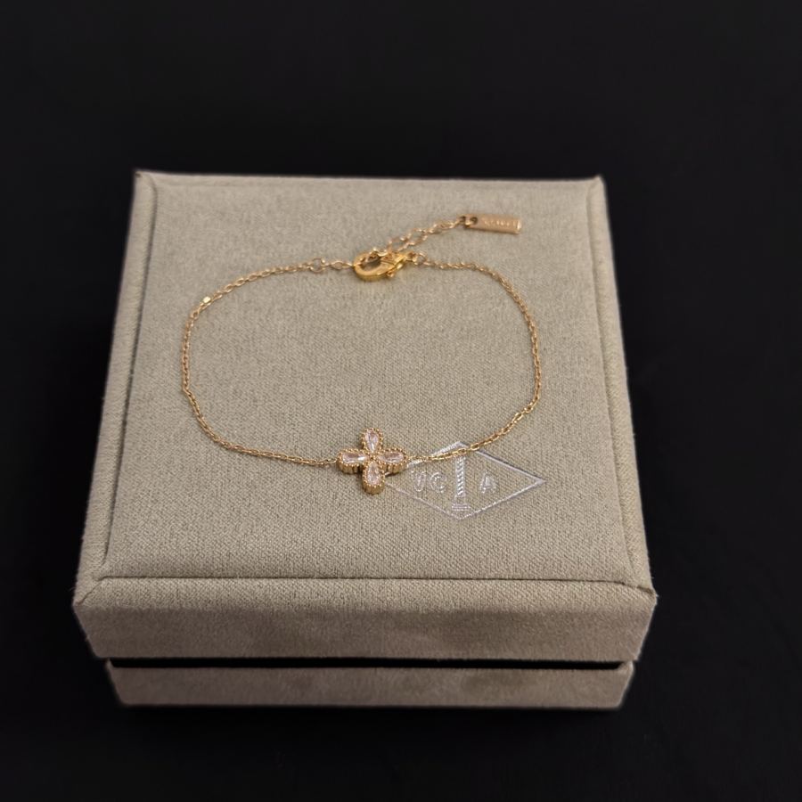 Van Cleef & Arpels Jewelry VCA four-leaf clover bracelet, classic, same style as official website, — Premium Replica — photo 4