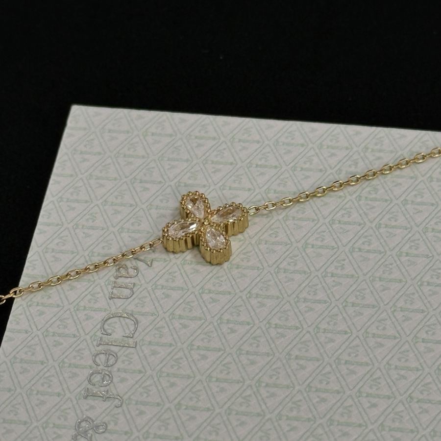 Van Cleef & Arpels Jewelry VCA four-leaf clover bracelet, classic, same style as official website, — Premium Replica — photo 9