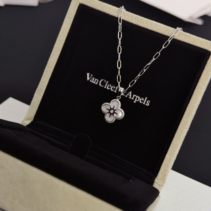 Van Cleef & Arpels Jewelry four-leaf clover necklace, classic style, multi-layered metal carving, — 1:1 Replica For Sale — photo 6