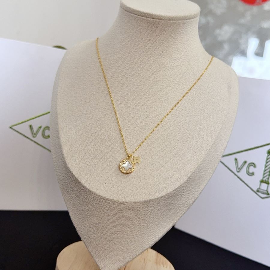 Van Cleef & Arpels Jewelry four-leaf clover necklace, classic style, multi-layered metal carving, — AAA Quality Replica — photo 2