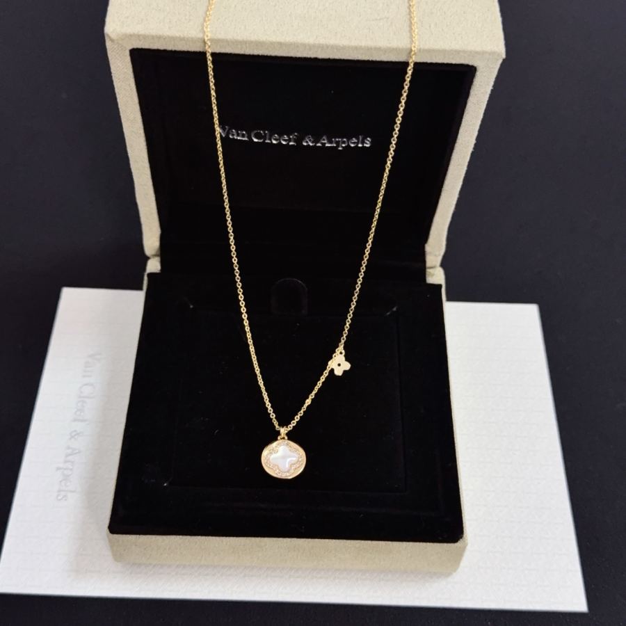 Van Cleef & Arpels Jewelry four-leaf clover necklace, classic style, multi-layered metal carving, — AAA Quality Replica — photo 4