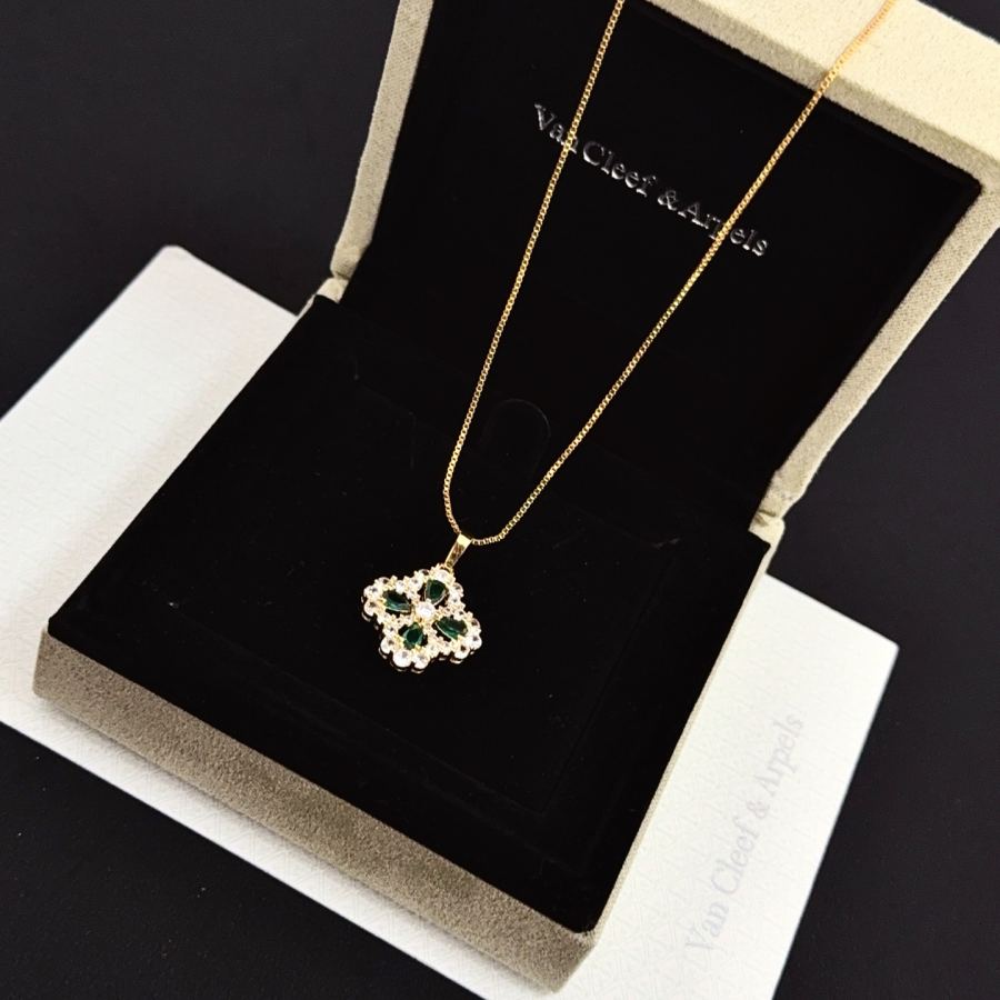 Van Cleef & Arpels Jewelry four-leaf clover necklace, classic style, multi-layered metal carving, — Premium Replica — photo 4