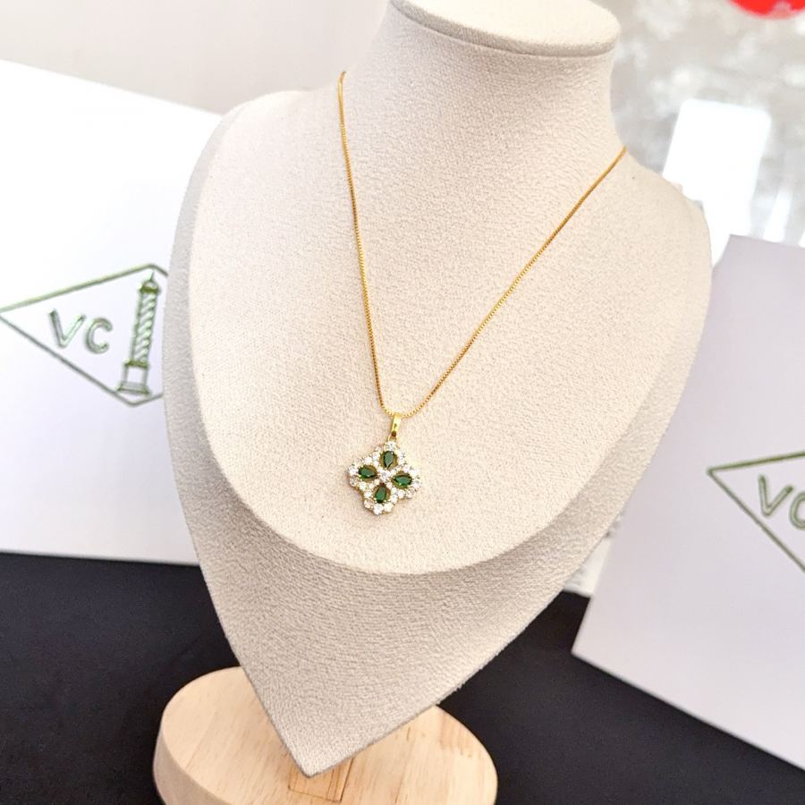 Van Cleef & Arpels Jewelry four-leaf clover necklace, classic style, multi-layered metal carving, — Premium Replica — photo 2