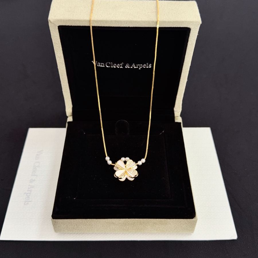 Van Cleef & Arpels Jewelry four-leaf clover necklace, classic style, multi-layered metal carving, — Premium Replica — photo 4