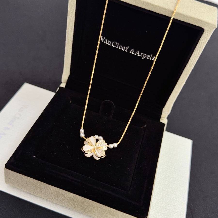 Van Cleef & Arpels Jewelry four-leaf clover necklace, classic style, multi-layered metal carving, — Premium Replica — photo 5
