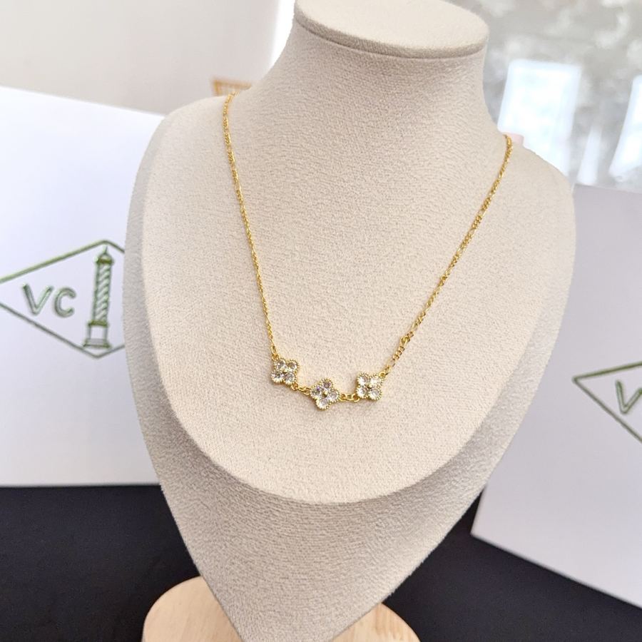 Van Cleef & Arpels Jewelry four-leaf clover necklace, classic style, multi-layered metal carving, — 1:1 Replica For Sale — photo 2