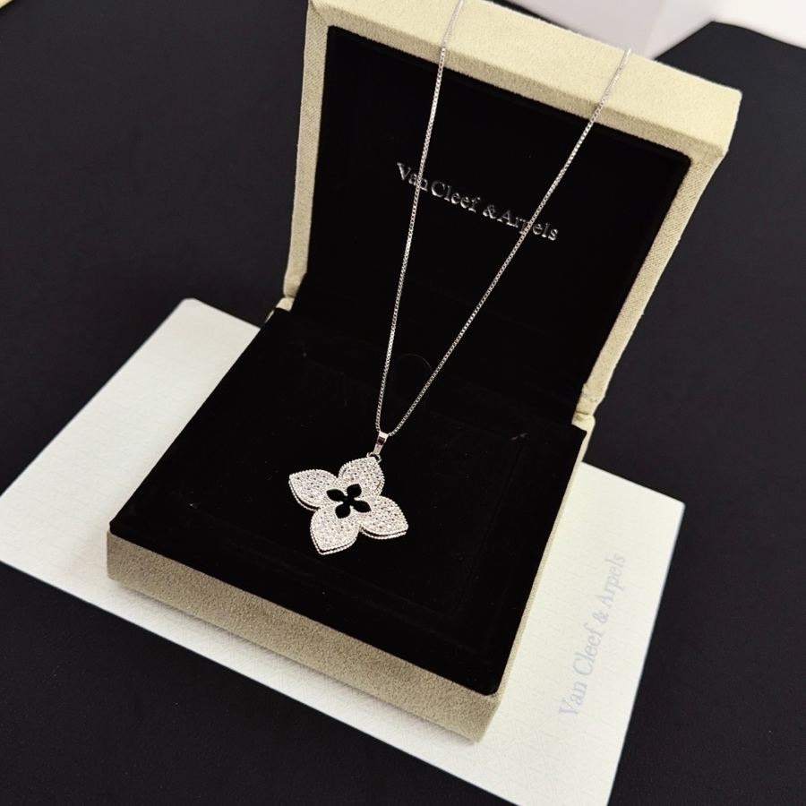 Van Cleef & Arpels Jewelry four-leaf clover necklace, classic style, multi-layered metal carving, — AAA Quality Replica — photo 5