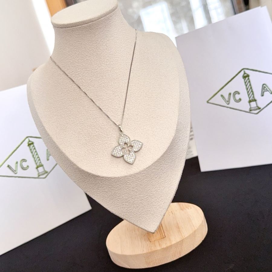 Van Cleef & Arpels Jewelry four-leaf clover necklace, classic style, multi-layered metal carving, — AAA Quality Replica — photo 3