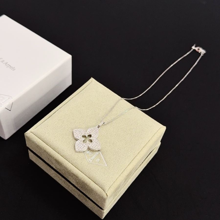 Van Cleef & Arpels Jewelry four-leaf clover necklace, classic style, multi-layered metal carving, — AAA Quality Replica — photo 8