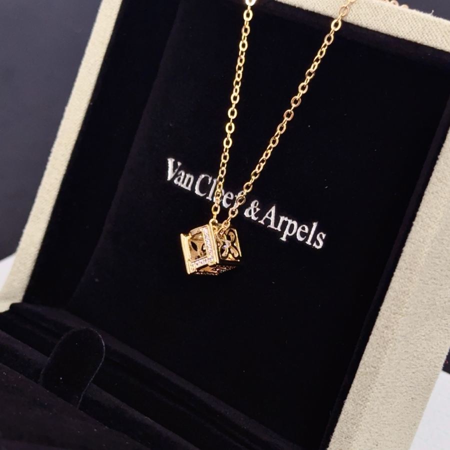 Van Cleef & Arpels Jewelry four-leaf clover necklace, classic style, multi-layered metal carving, — 1:1 Replica For Sale — photo 7