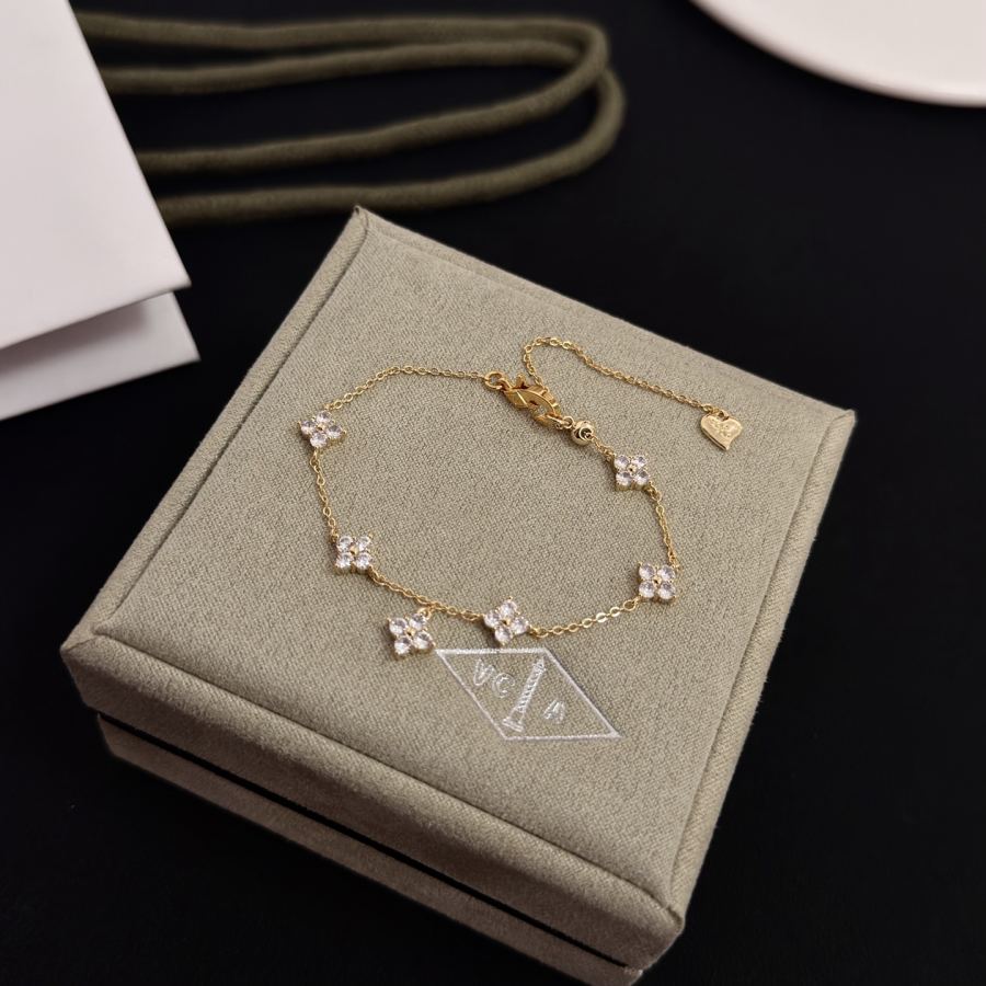 Van Cleef & Arpels Jewelry four-leaf clover bracelet, V gold level, diamond inlaid, multi-layered — 1:1 Replica For Sale — photo 2