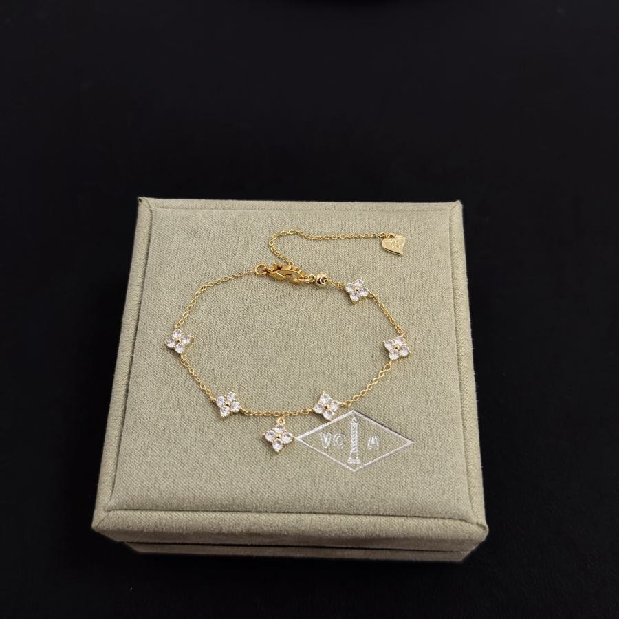 Van Cleef & Arpels Jewelry four-leaf clover bracelet, V gold level, diamond inlaid, multi-layered — 1:1 Replica For Sale