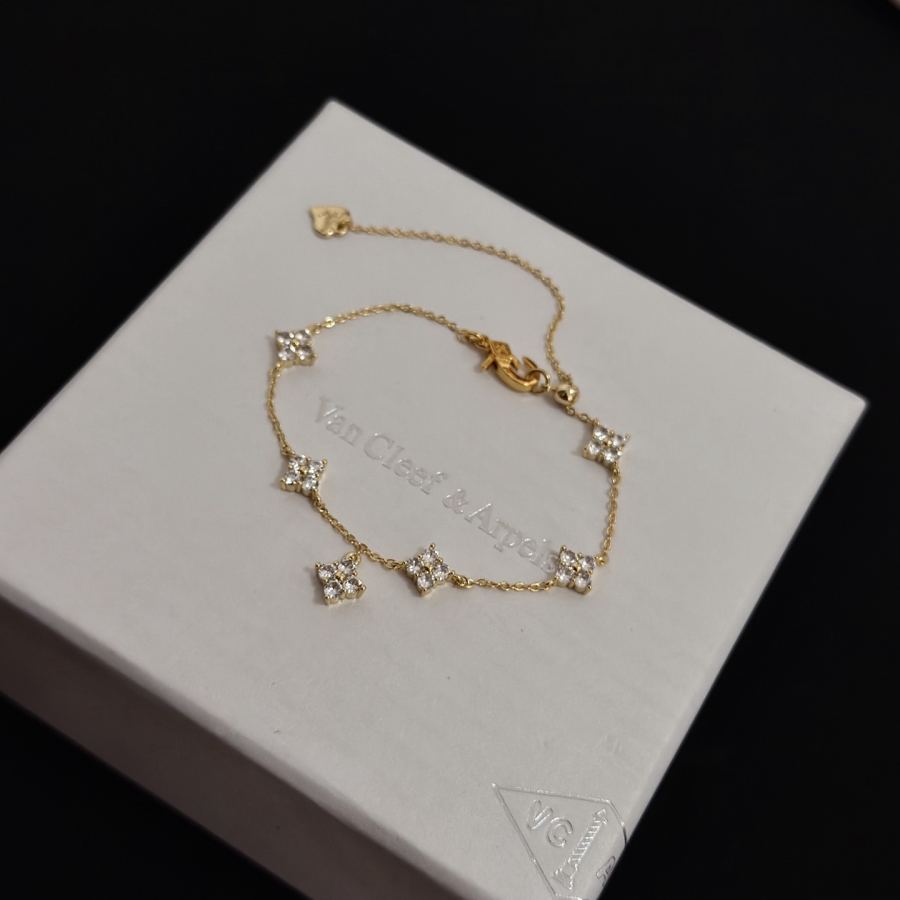 Van Cleef & Arpels Jewelry four-leaf clover bracelet, V gold level, diamond inlaid, multi-layered — 1:1 Replica For Sale — photo 4