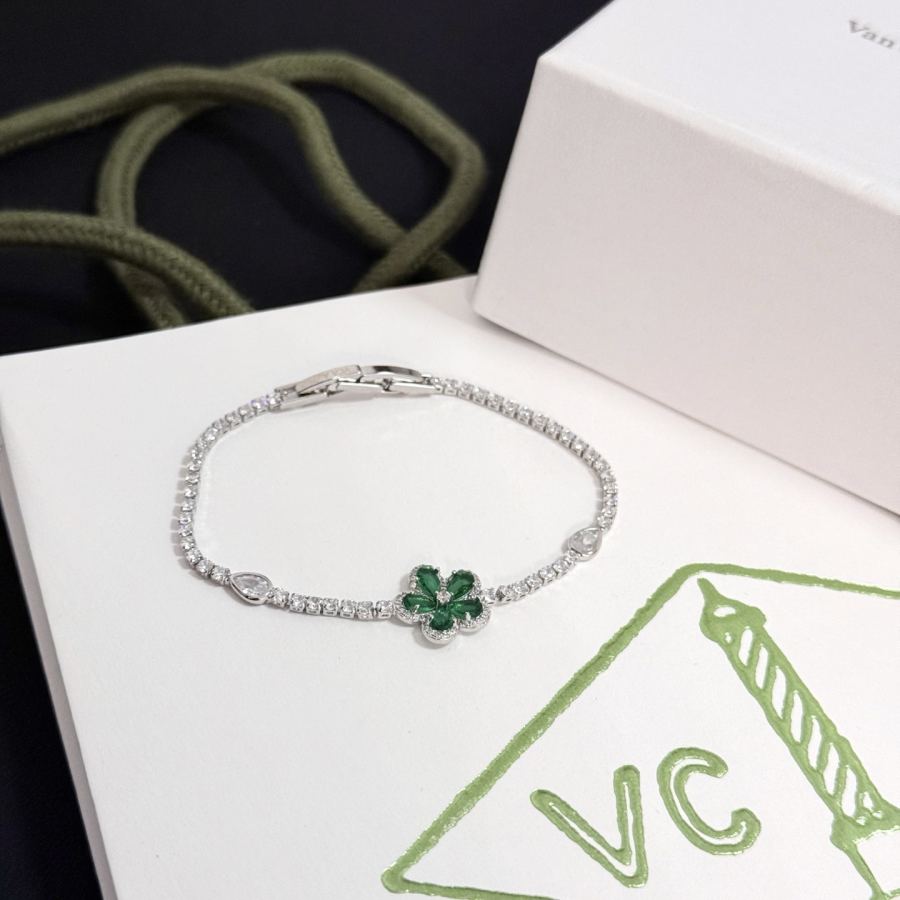 Van Cleef & Arpels Jewelry Four-Leaf Clover Bracelet V Gold Classic, Diamond Inlaid, Multi-Layered — Premium Replica